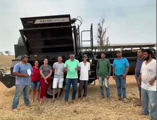 Vereador Flávio Ribeiro entrega máquina recolhedora de café para produtores rurais