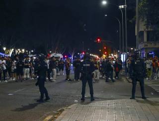 Torcida do Valencia protesta após nova derrota e impede saída de jogadores do estádio