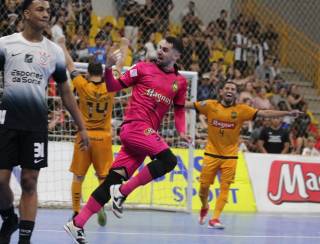 Sorocaba goleia o Corinthians em clássico da semifinal do Paulista de Futsal, em noite com gol de goleiro