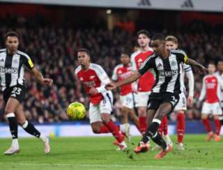 Newcastle vence o Arsenal, fora de casa, pelo primeiro jogo da semifinal da Copa da Liga Inglesa