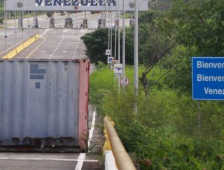 Horas antes da posse de Maduro, Venezuela fecha fronteira e suspende voos com a Colômbia