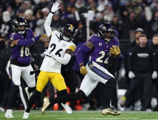 NFL: Derrick Henry atropela Steelers, e Ravens avançam nos playoffs