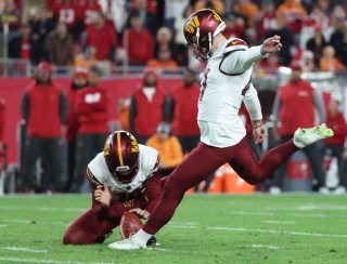 NFL: Commanders vencem Buccaneers com field goal nos segundos finais e avançam