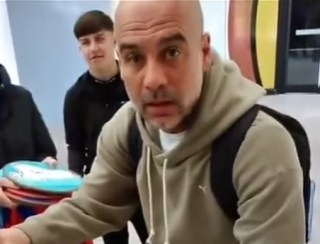 Guardiola discute com fãs que pediam autógrafos: "Vocês querem viver fazendo isso?"