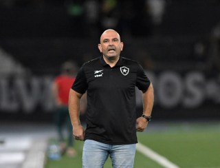 Carlos Leiria cita planejamento e desejo de treinar time principal do Botafogo: "O futebol não pergunta"