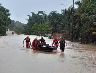 Famílias são resgatadas após rio Araras transbordar em Cerejeiras, RO