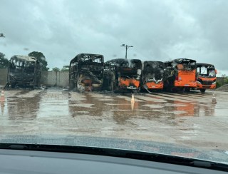 Ônibus de empresa de Roraima são queimados em onda de ataques em Rondônia; dono estima prejuízo de R$ 5 milhões