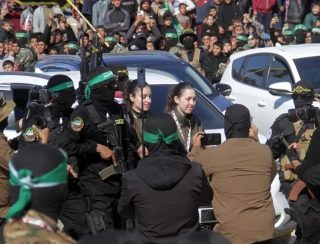 Em nova ação de acordo, Hamas libera soldadas de Israel