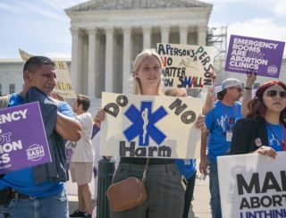 Trump começa a reverter agenda democrata em favor do aborto com políticas pró-vida