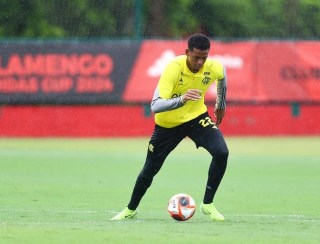 Flamengo negocia empréstimo de Carlinhos ao Vitória