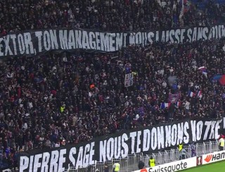 Torcida do Lyon protesta contra jogadores e John Textor antes de jogo da Liga Europa