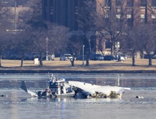 Relatório aponta equipe insuficiente na torre de controle durante acidente aéreo em Washington