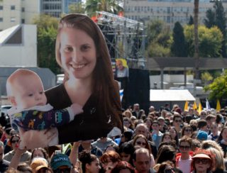 Milhares de israelenses acompanham cortejo fúnebre comovente da família Bibas