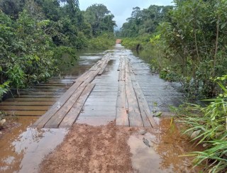 Rio transborda e cobre ponte em Porto Velho