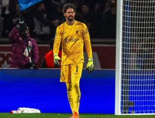 Alisson brilha, Liverpool marca no fim e vence o PSG no jogo de ida das oitavas da Champions