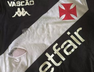 Vasco faz ação social e promove leilão de camisa rasgada de Vegetti contra o Nova Iguaçu