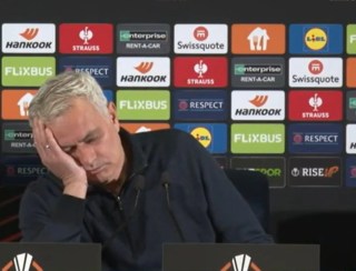 Mourinho ironiza coletiva e finge dormir durante pergunta de jornalista