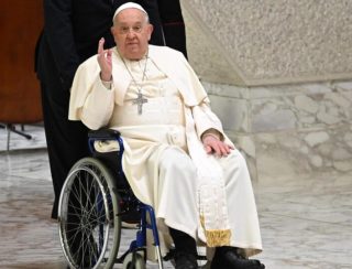 Papa Francisco continua com terapia hospitalar e escreverá a homilia de domingo