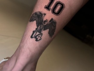 Arrascaeta faz tatuagem com o número 10 em semana de homenagens no Flamengo