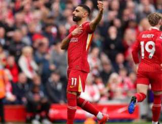 Liverpool vira sobre o Southampton e segue com larga vantagem na liderança