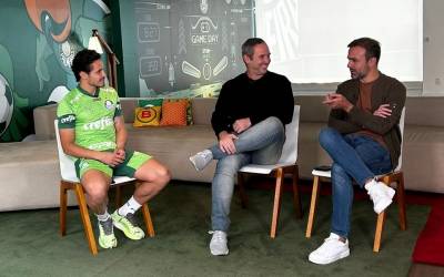 Raphael Veiga explica força do Palmeiras: "A gente fica confortável em momentos de pressão"