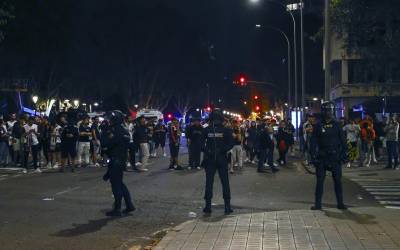 Torcida do Valencia protesta após nova derrota e impede saída de jogadores do estádio