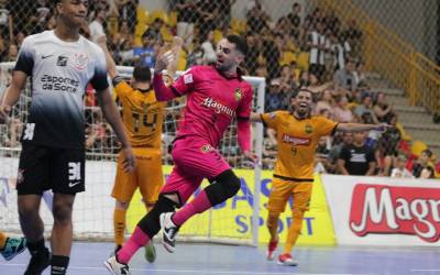 Sorocaba goleia o Corinthians em clássico da semifinal do Paulista de Futsal, em noite com gol de goleiro