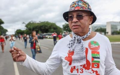 Manifestantes comemoram democracia na Praça dos Três Poderes