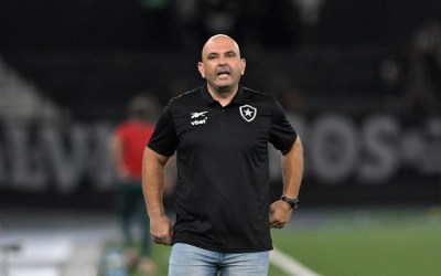 Carlos Leiria cita planejamento e desejo de treinar time principal do Botafogo: "O futebol não pergunta"