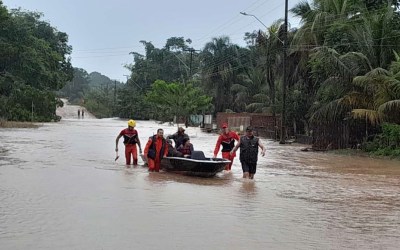 Famílias são resgatadas após rio Araras transbordar em Cerejeiras, RO