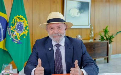 Lula faz exames de imagem da cabeça e está liberado para viagens