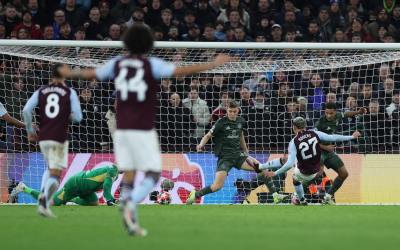 Com hat-trick de Rogers, Aston Villa despacha Celtic e está nas oitavas da Champions