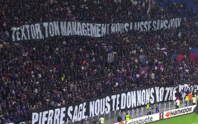 Torcida do Lyon protesta contra jogadores e John Textor antes de jogo da Liga Europa