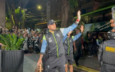 Botafogo chega em Belém para disputa da Supercopa Rei com festa da torcida