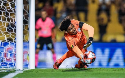 Hugo Souza aumenta lista de pênaltis defendidos pelo Corinthians: "Muito à vontade"