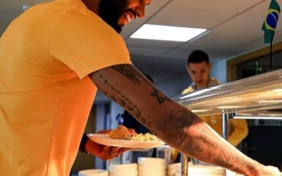 Com apoio de ex-Cruzeiro, time da Premier League faz almoço brasileiro com feijoada; veja vídeo