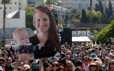 Milhares de israelenses acompanham cortejo fúnebre comovente da família Bibas