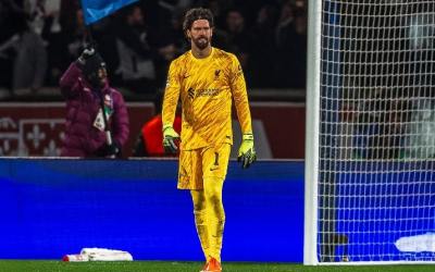 Alisson brilha, Liverpool marca no fim e vence o PSG no jogo de ida das oitavas da Champions