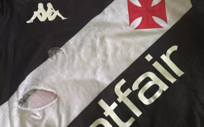 Vasco faz ação social e promove leilão de camisa rasgada de Vegetti contra o Nova Iguaçu