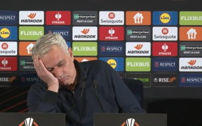 Mourinho ironiza coletiva e finge dormir durante pergunta de jornalista