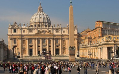 Fluxo turístico no Vaticano se mantém mesmo com papa internado