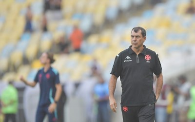 Após eliminação no Carioca, Carille avalia futebol do Vasco: "Está muito longe do que eu espero"