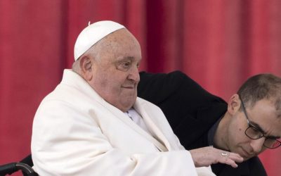 Papa Francisco apresenta leve melhora e volta a se alimentar com sólidos, informa Vaticano