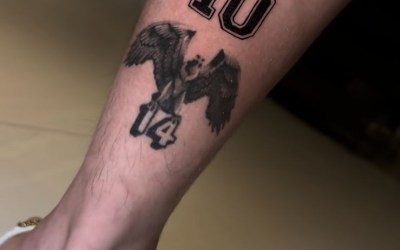 Arrascaeta faz tatuagem com o número 10 em semana de homenagens no Flamengo